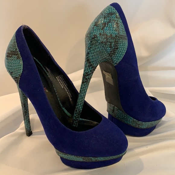 JustFab Anahi Blue Snake Print Platform Pumps - Picture 2 of 12